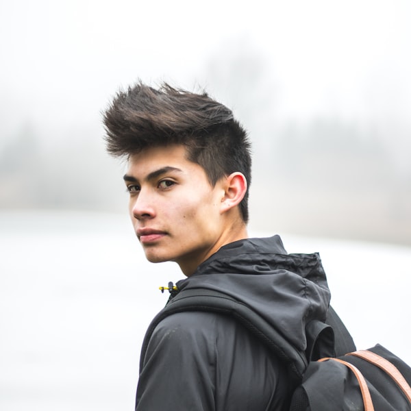 Specjalista SEO przy komputerze